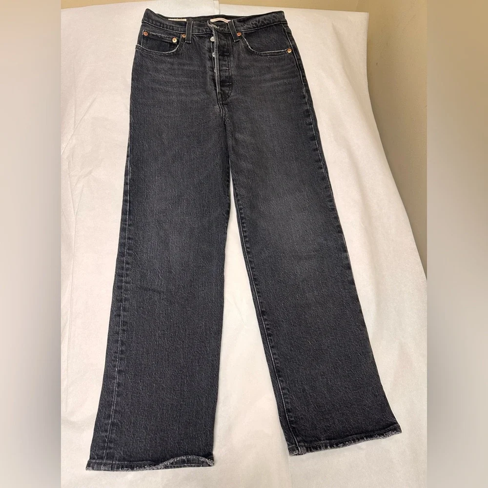 ⚫️Premium Levi's Ribcage Straight Jeans⚫️ - Picture 2 of 13